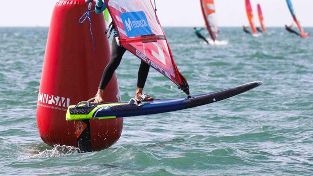 Mucho por decidir tras una nueva jornada ventosa y con ritmo en la bahía gaditana