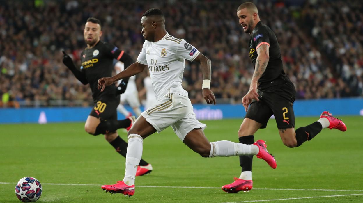 Vinicius se mide con Walker y Otamendi durante el Real Madrid-Manchester City del miércoles