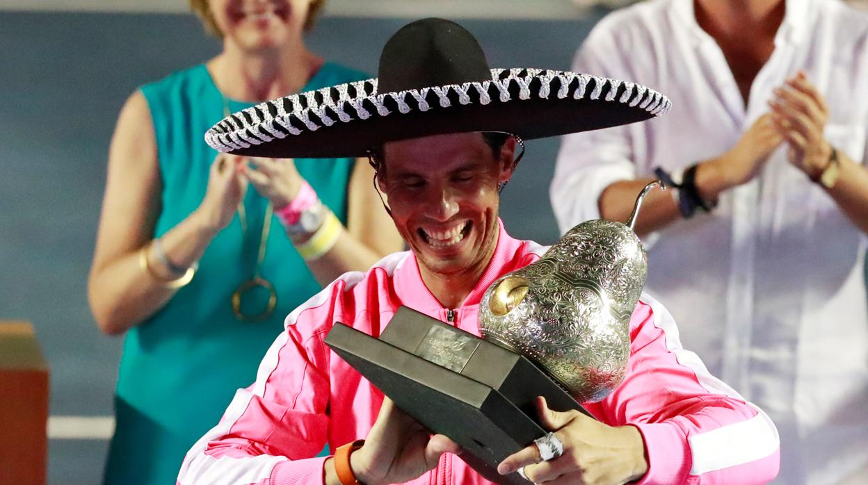 Rafa Nadal recibe el trofeo del Torneo de Acapulco