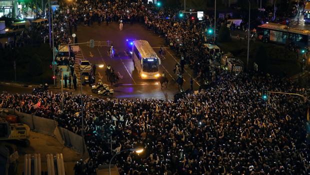 Siete mil madridistas reciben al equipo en la final de la Liga