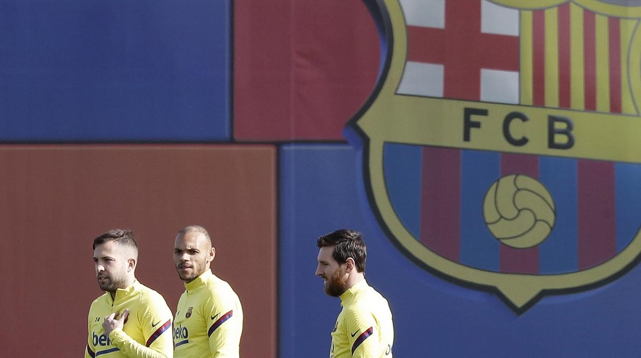 Messi con Jordi Alba y Braithwaite en el entrenamiento del sábado