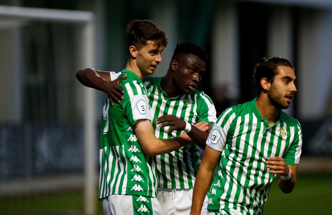 Raúl García de Haro, del Betis Deportivo, recibe el abrazo de Paul tras uno de sus goles ayer