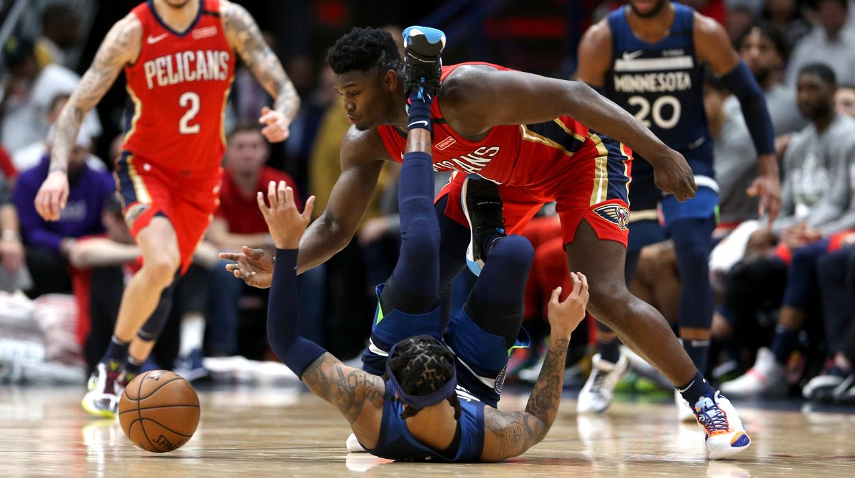 Zion pelea un balón durante el partido ante los Timberwolves