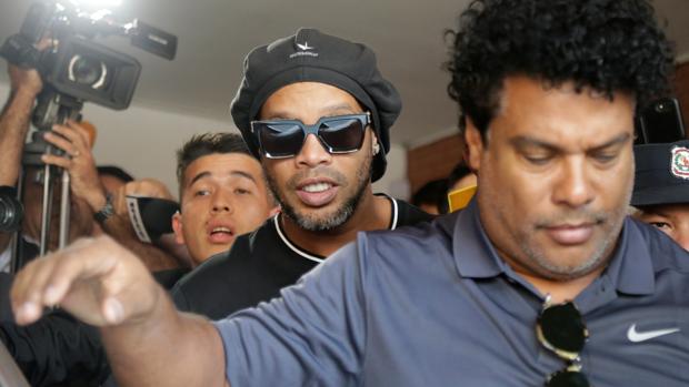 Ronaldinho, sin cargos tras ocho horas de declaración
