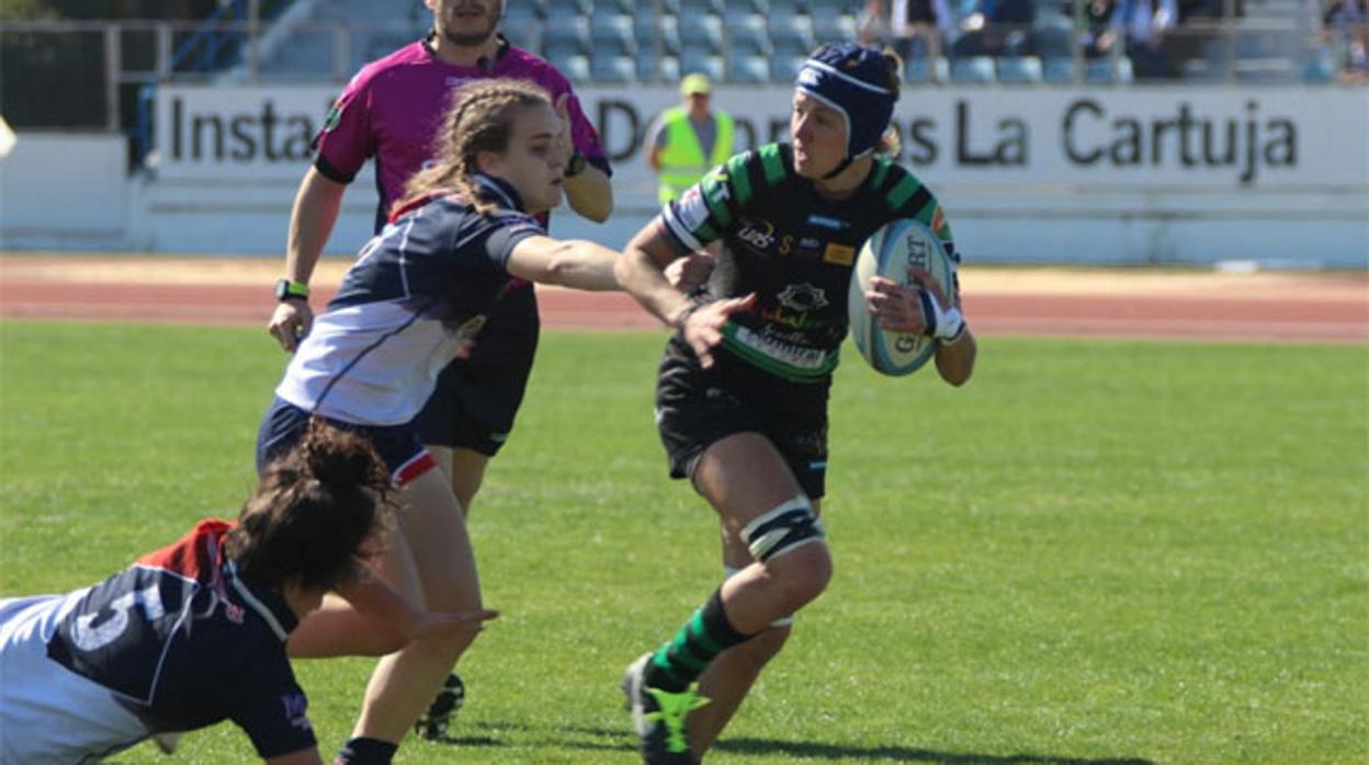 Gemma Sánchez avanza con el oval en el duelo de las Corteva Cocos ante Majadahonda