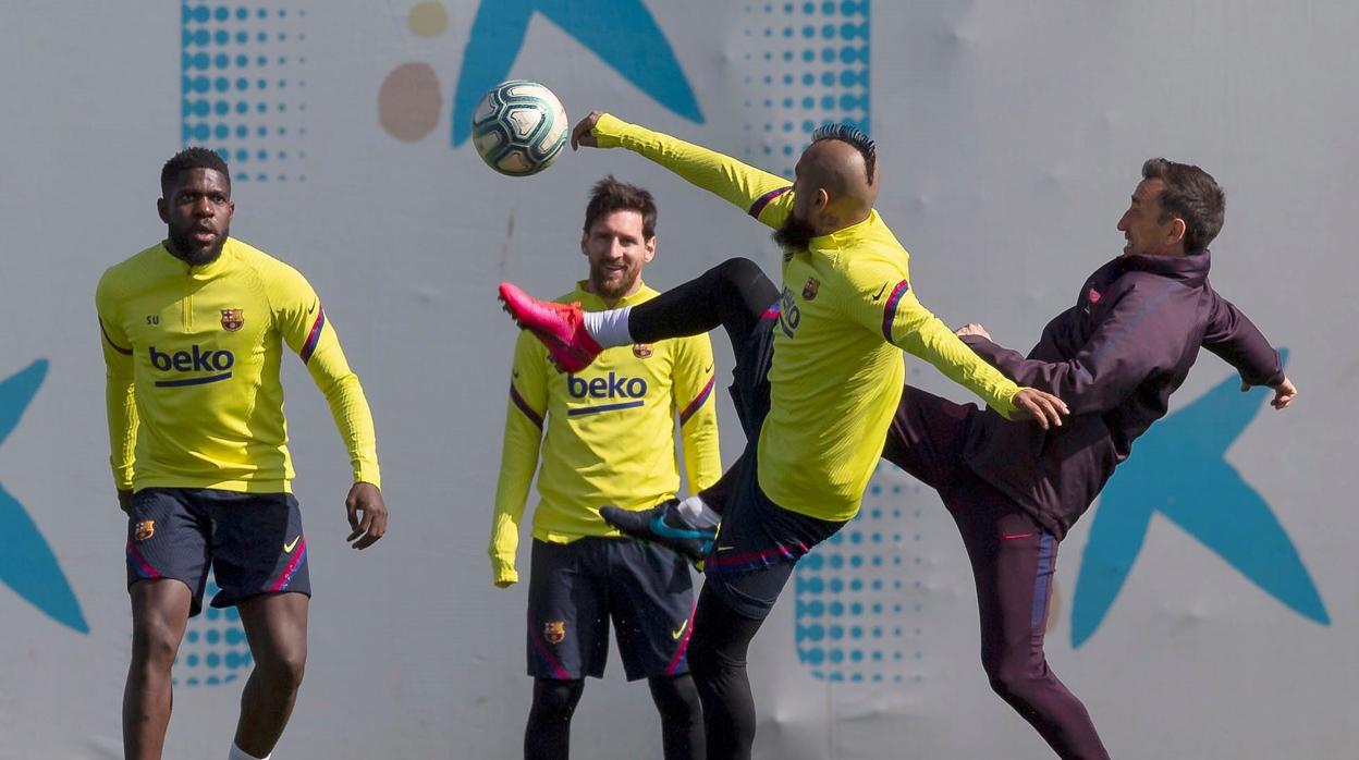 Umtiti, a la izquierda, durante un entrenamiento