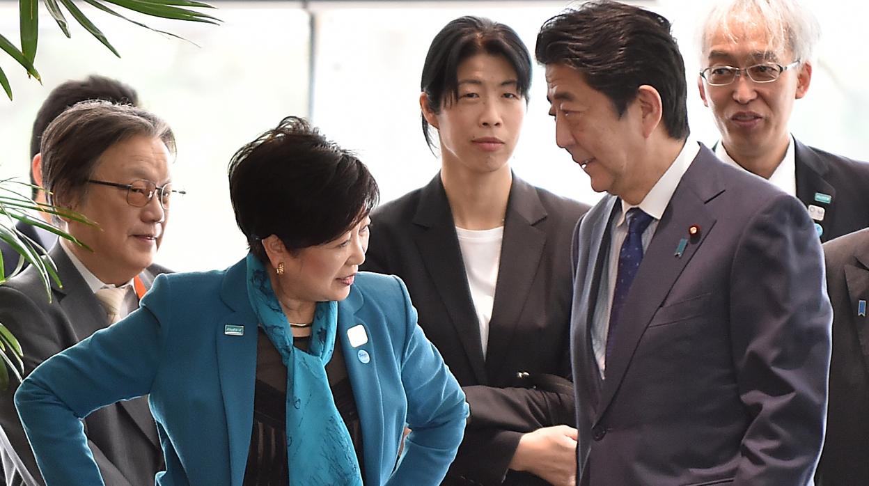 Abe, a la derecha, con la gobernadora de Tokio, Yuriko Koike