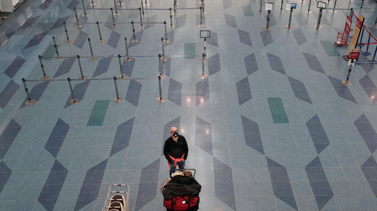 Un solitario pasajero en el aeropuerto de Tokio