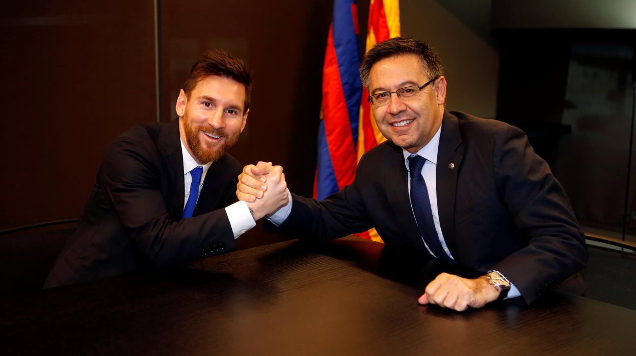 Bartomeu y Messi durante la última renovación del argentino