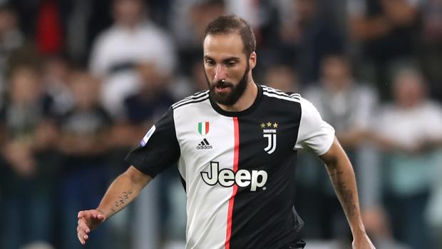 Higuaín viajó a Argentina para cuidar de su madre, enferma de cáncer