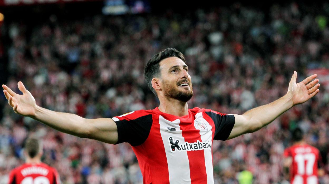 Aduriz celebra un gol con su afición