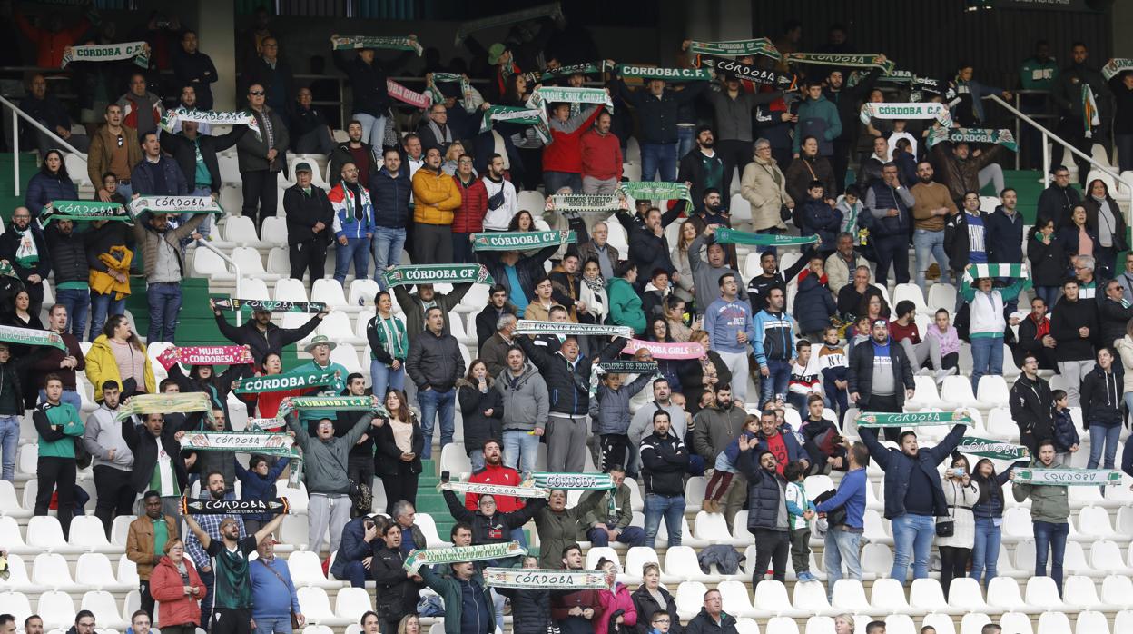 La afición del Sanluqueño animan al equipo