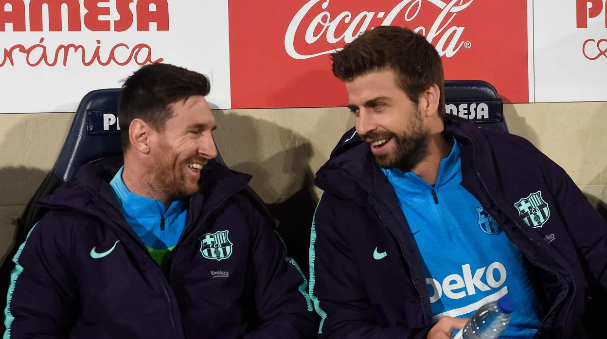 Leo Messi y Gerard Piqué bromean en el banquillo
