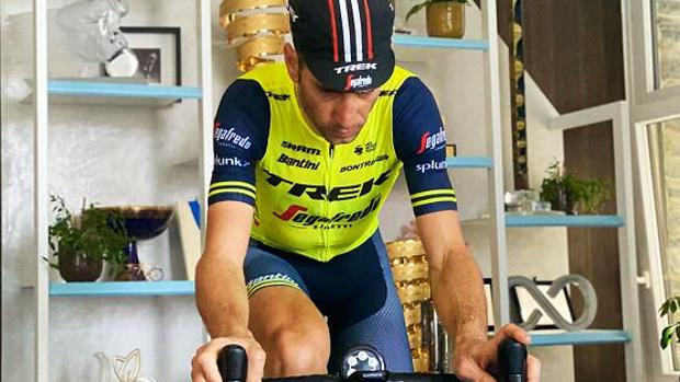 Nibali vence desde su salón a más de cuatro mil ciclistas en una peculiar Milán-San Remo