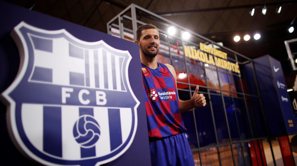 Nikola Mirotic posa con el escudo del Barcelona