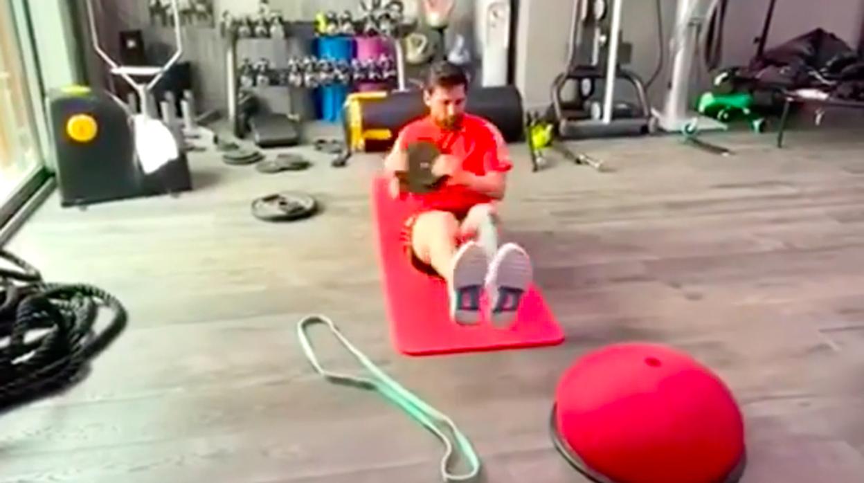 Leo Messi se ejercita en el gimnasio de su casa