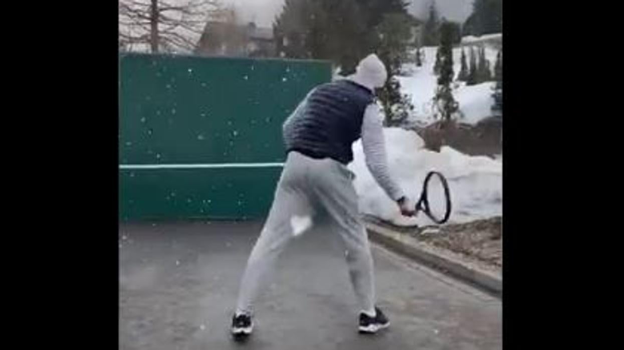 El vídeo de Federer que cautiva a las redes: así practica sus trucos bajo la nieve