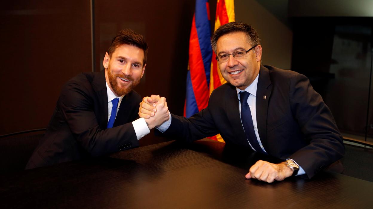 Leo Messi y Josep Maria Bartomeu durante la última renovación del rosarino