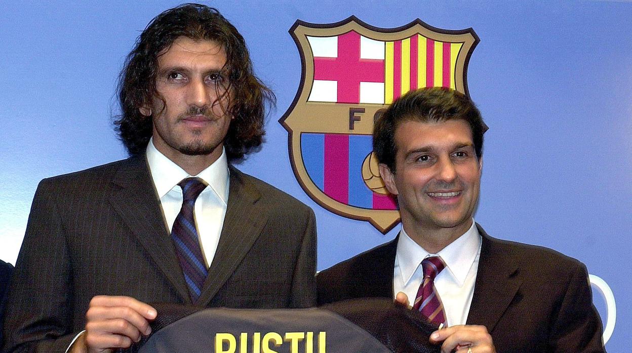 El entonces presidente del Barcelona, Joan Laporta, presenta a Rustu como nuevo fichaje en 2003