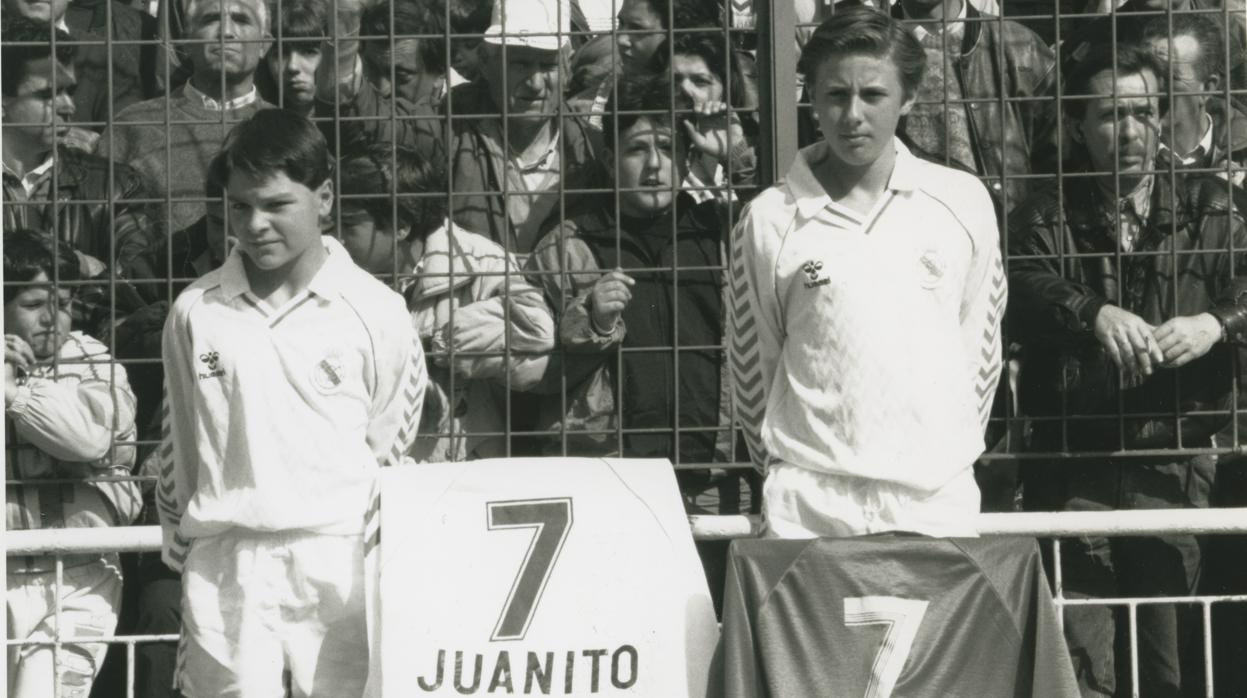 El hijo de Juanito iba al fondo sur del Bernabéu a vivir el minuto siete. Su padre murió hace 28 años