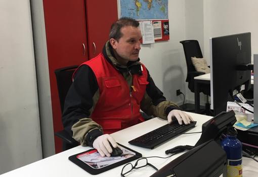 Javier Castillejo, en una de sus jornada como voluntario de Cruz Roja