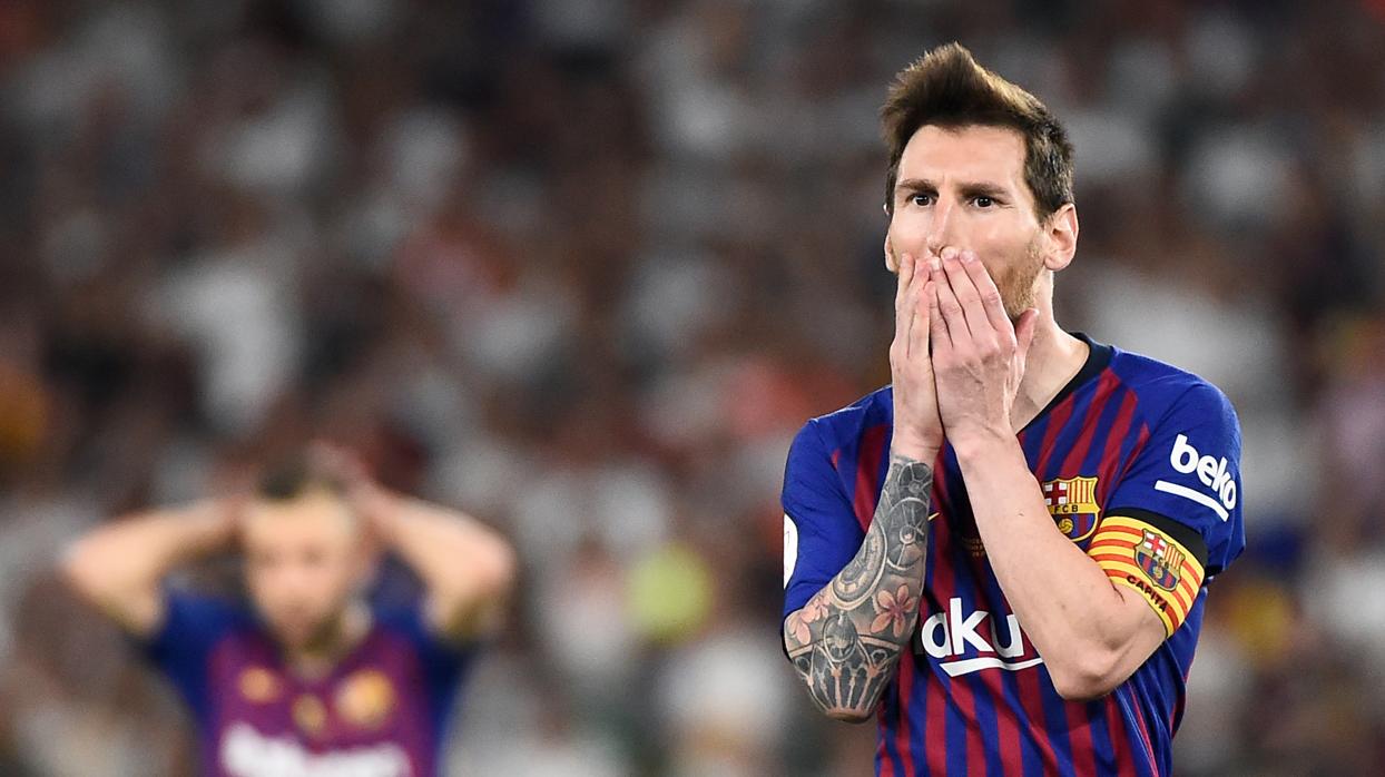 Messi se lamenta durante un partido del Barcelona