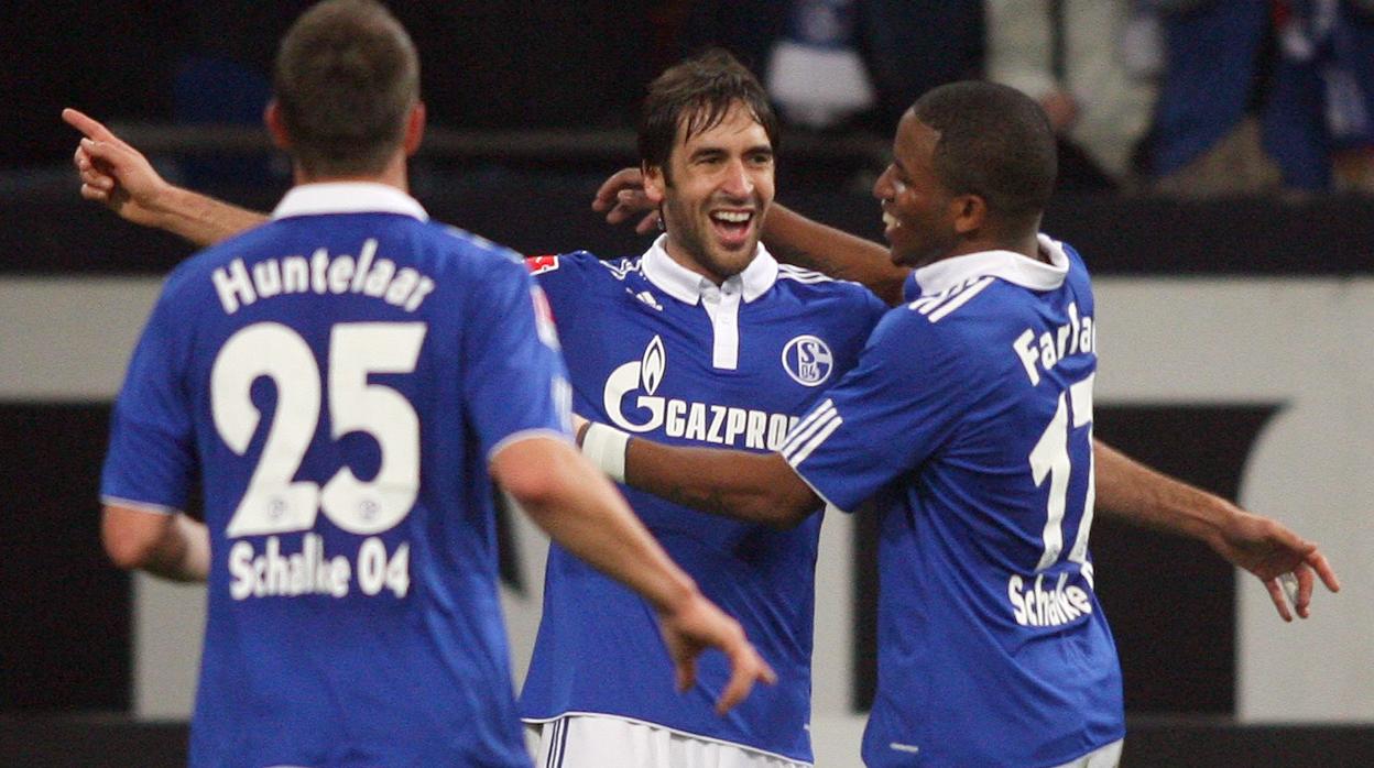 Farfán celebra un gol con Raúl en el Schalke