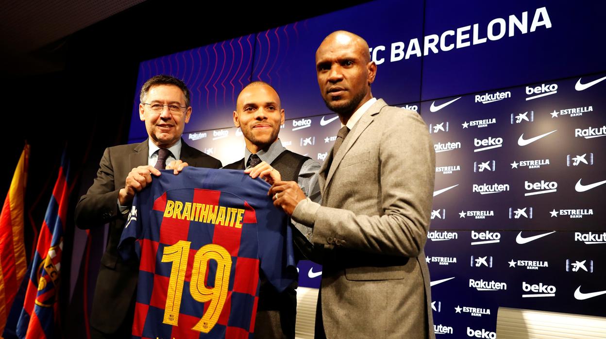 Braithwaite flanqueado por Bartomeu y Abidal durante su presentación con el Barcelona