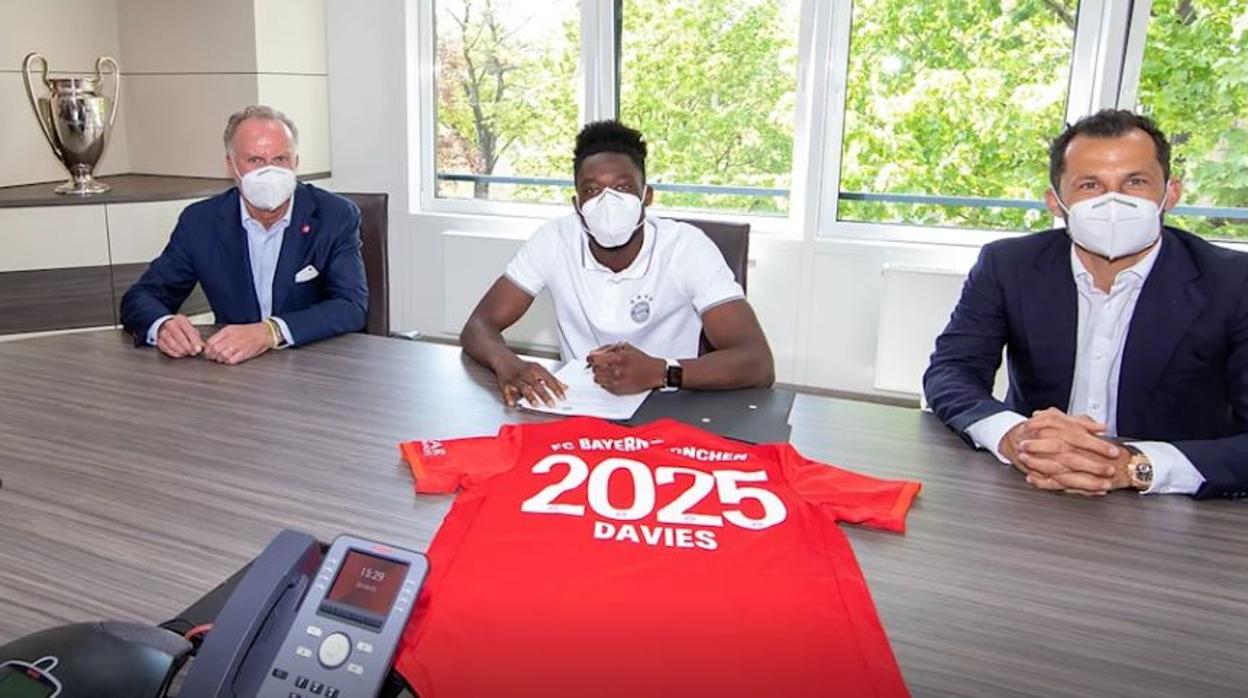 Davies, firmando su nuevo contrato