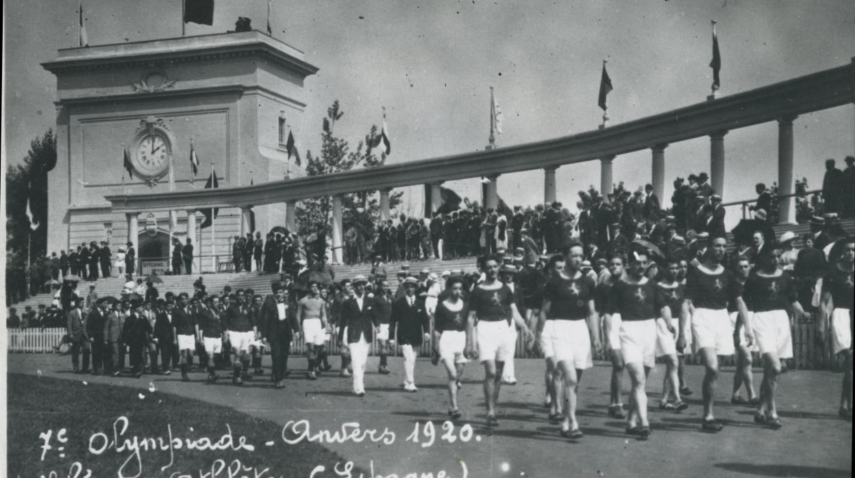 La delegación española, durante el desfile inaugural de los Juegos de Amberes