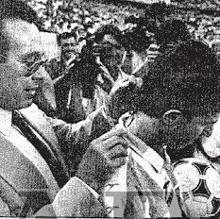 Curro Romero cortando la coleta a Juanito en La Rosaleda