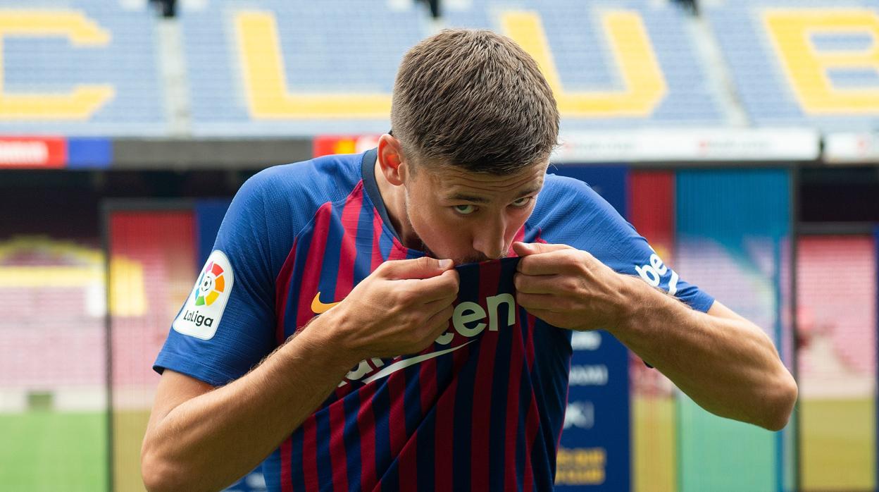 Lenglet besa el escudo durante su presentación con el Barcelona