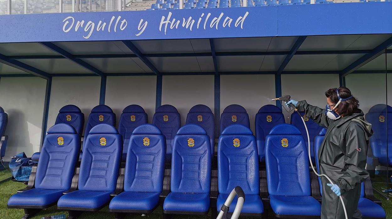 Tareas de desinfección en el estadio Fernando Torres de Fuenlabrada