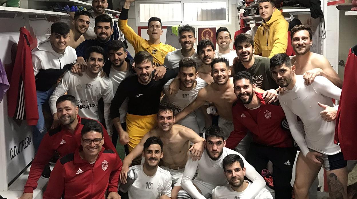 El Utrera celebra en su vestuario una victoria liguera ante el Xerez Deportivo