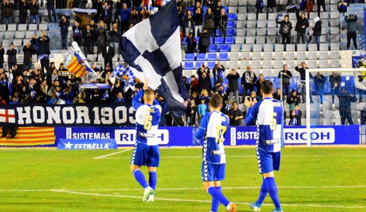 Los jugadores del Sabadell saludando a sus aficionados después de un partido