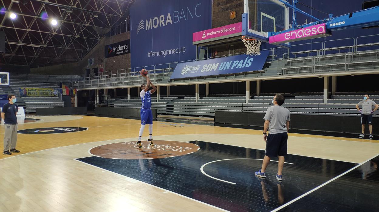 Diagné, jugador del Andorra, durante un entrenamiento individual en una de las posibles sedes