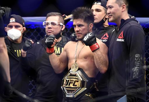 Henry Cejudo posa con su equipo tras retener el cinturón del peso gallo