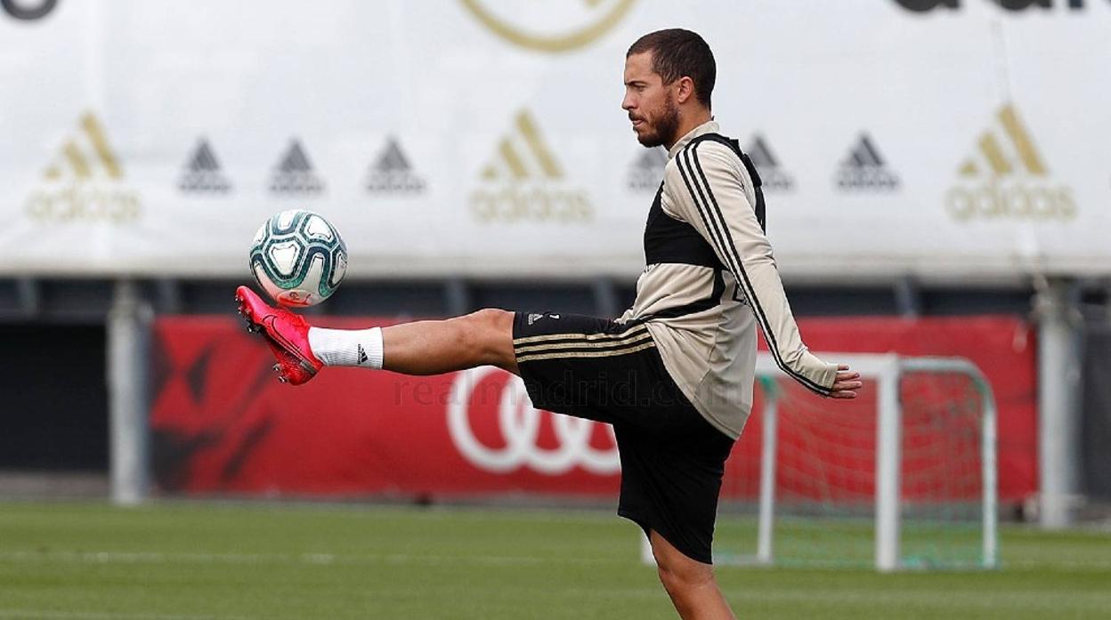 Hazard, tocando hoy balón en Valdebebas