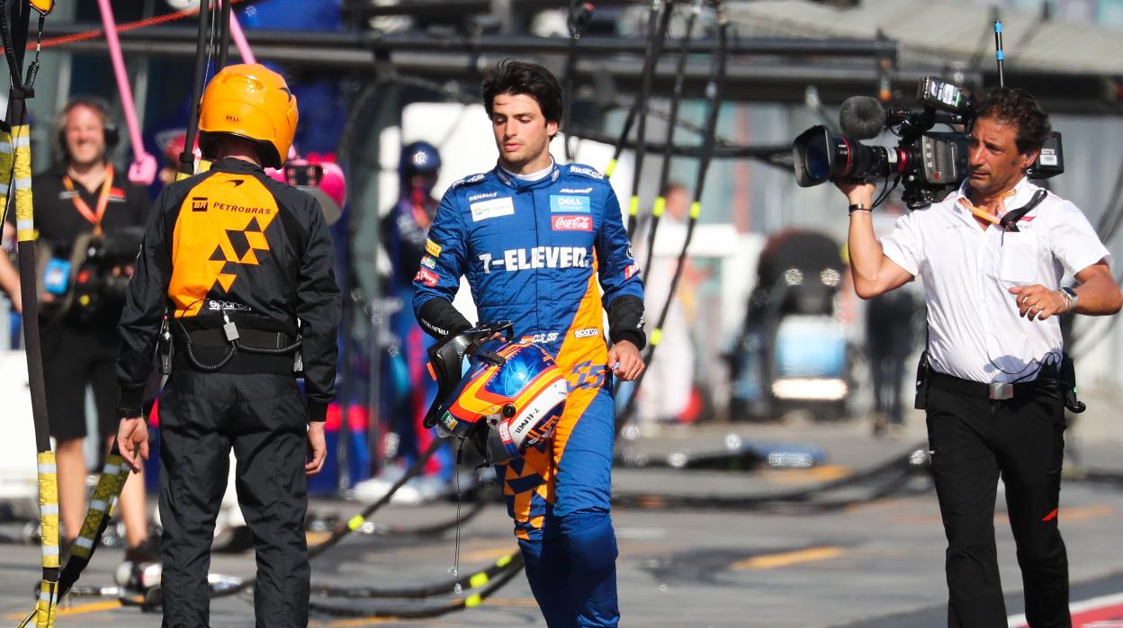 Italia ya ve a Carlos Sainz vestido de rojo Ferrari: «Ha ganado la batalla a Ricciardo»