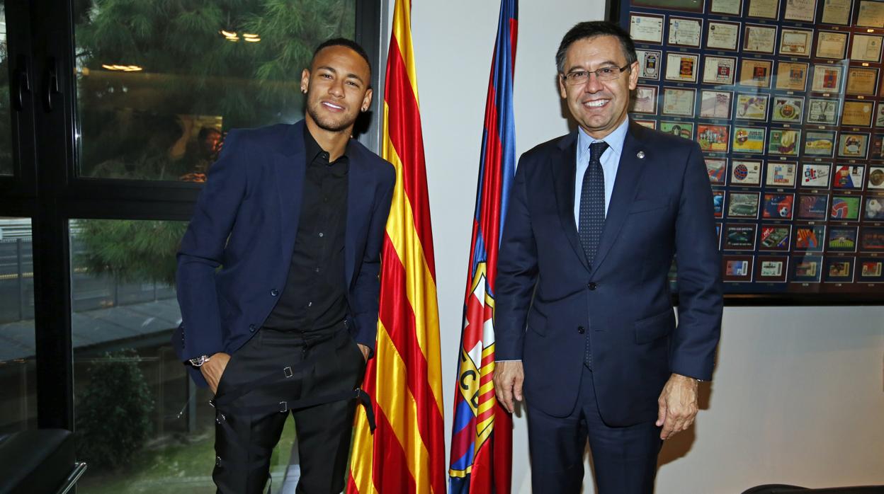 Neymar y Bartomeu el día que el brasileño renovó con el Barcelona