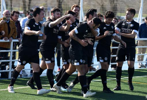 Los jugadores del Club Atlético Cental felicitan a Jaime Soto, jugador y presidente del conjunto blanquinegro, tras anotar un tanto