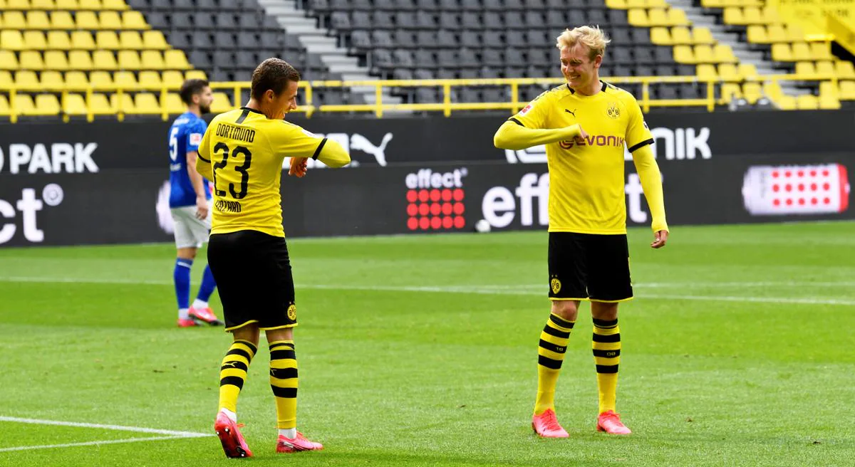 Los jugadores del Borussia Dortmund celebran un gol ante el Schlake