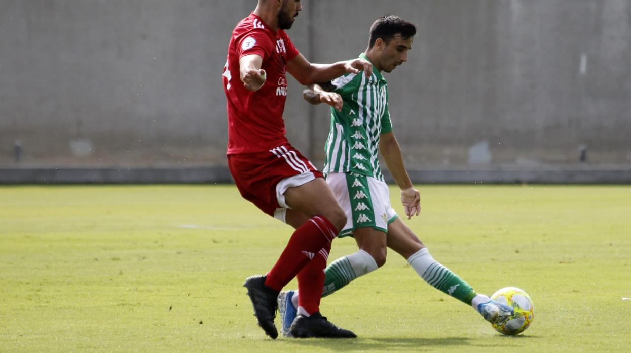 Josemi Santos, del Utrera, presiona a Roberto del Betis Deportivo en un encuentro esta temporada