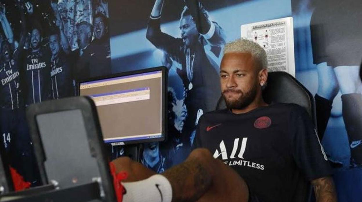 Neymar entrenándose en el gimnasio