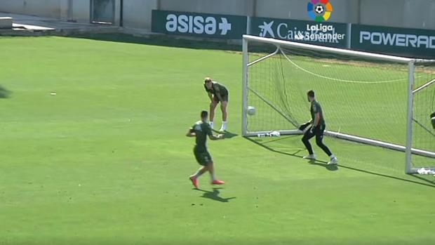 Centros y remates a portería, parte del trabajo en el entrenamiento del Betis