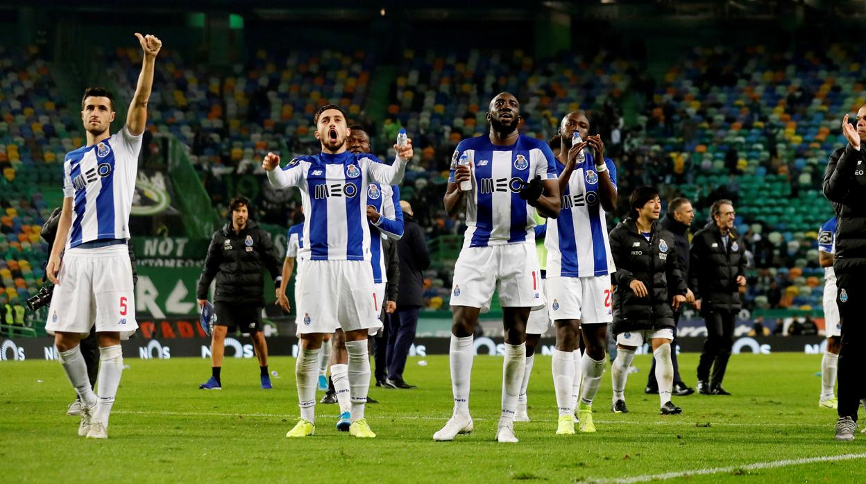 Los jugadores del Oporto, tras un partido