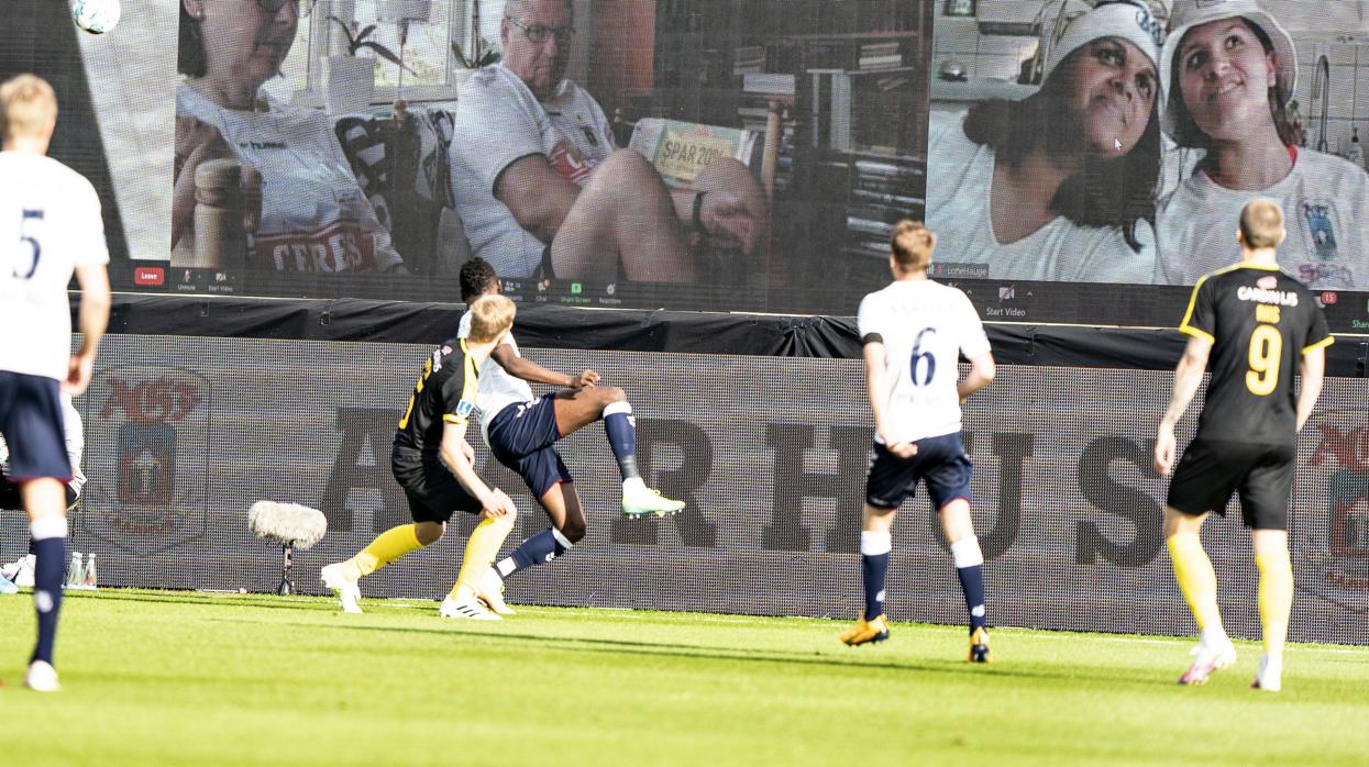 Un momento del partido entre AGF y Randers, con pantallas con los aficionados