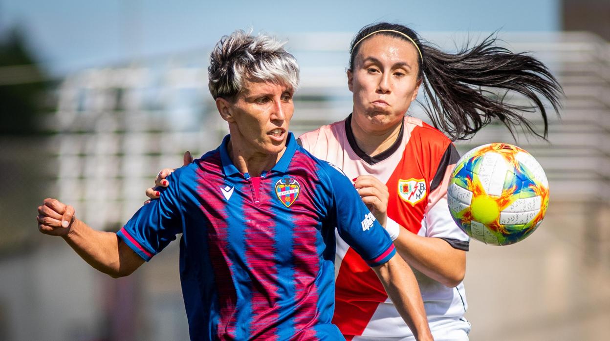 Sonia Bermúdez durante un partido entre el Levante y el Rayo