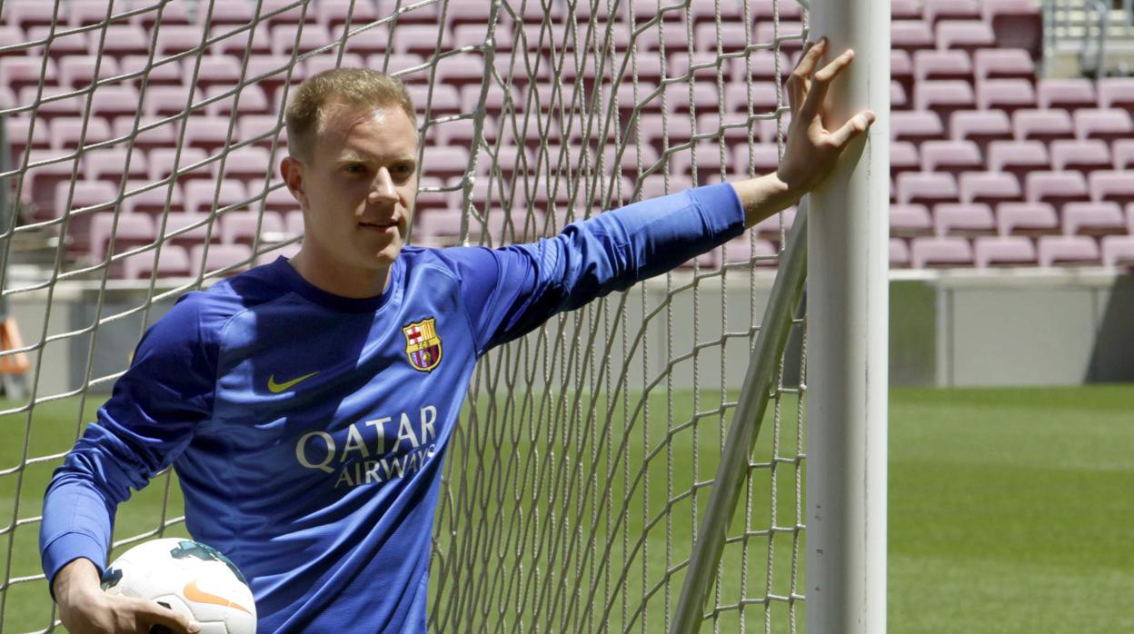 Ter stegen posa bajo una portería