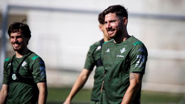 Javi García y Juanmi, únicas bajas del Betis para el derbi